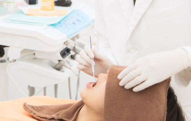 天然歯のような自然な見た目の歯です