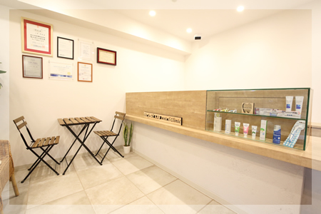 ①クリニック外観②受付③待合室