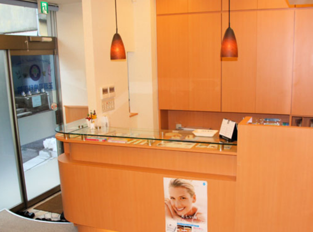 ①外観②受付③診療室