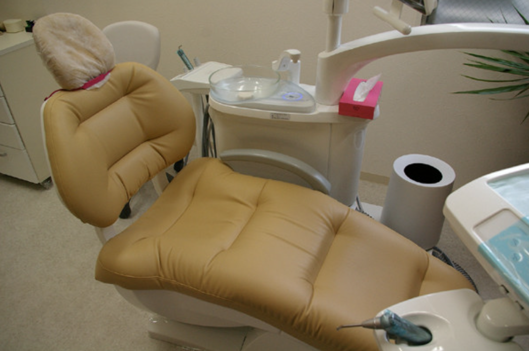 心地の良い診療台でリラックスしての治療