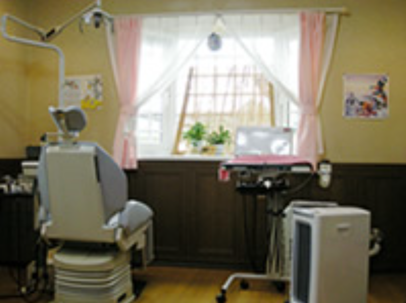 ①クリニック外観　②診察室　③治療器具※写真はイメージです。