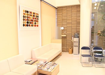 ①受付②待合室③診療スペース