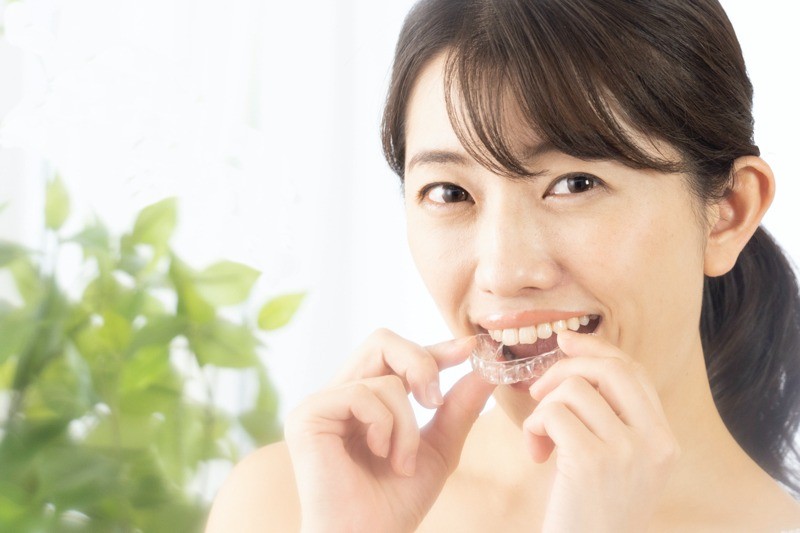 見た目の改善だけでなく、噛み合わせのバランスを整えることを重要視しています。