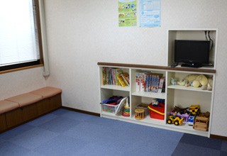 お子様が遊んで過ごせるキッズコーナーです