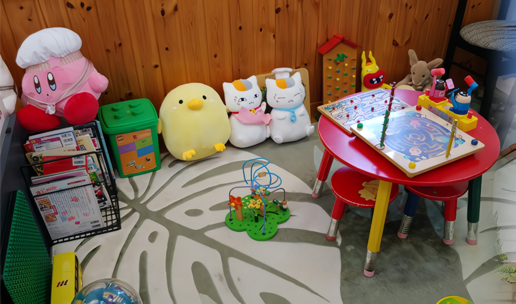 ①外観②待合室③キッズスペース