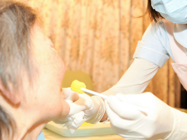 誤嚥性肺炎など全身疾患の予防につながる口腔ケアにも力を入れています。