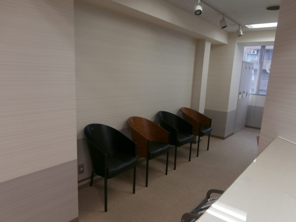 【大久保駅 北口より徒歩2分】患者様のご希望に沿った治療を心がけ、いつまでもおいしく食べることができるお口をサポートする「にえかわ歯科医院」