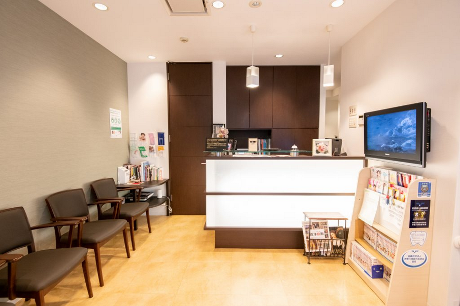 ①クリニック外観②受付③キッズスペース