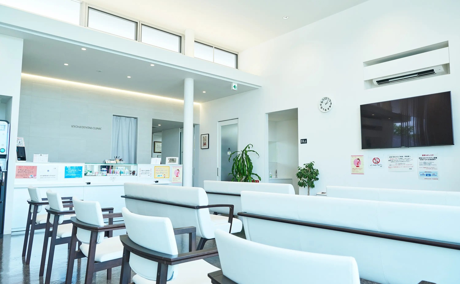 ①診療風景 ②待合室 ③医院外観