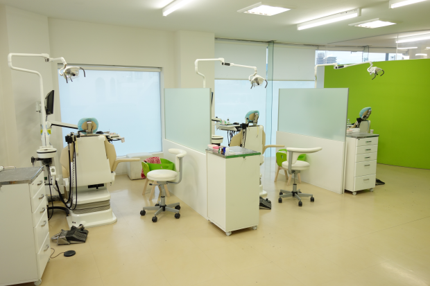 【年中無休・JR内房線 君津駅より徒歩3分】多彩な治療とキッズクラブで地域に寄り添う君津グリーン歯科医院