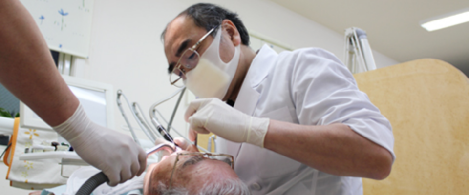 自然な咬み合わせ、当たって痛い、外れやすいということが非常に少ないコーヌスクローネ義歯を使用しています。