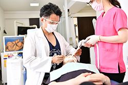 インプラントの専門医が治療にあたります