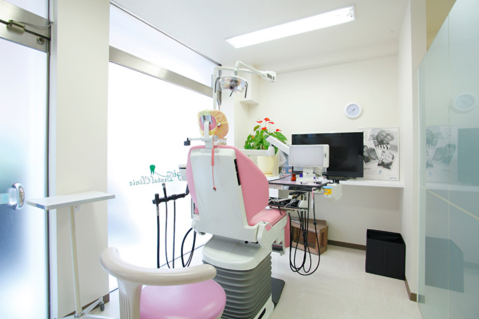 ①クリニック外観　②診察チェア　③受付