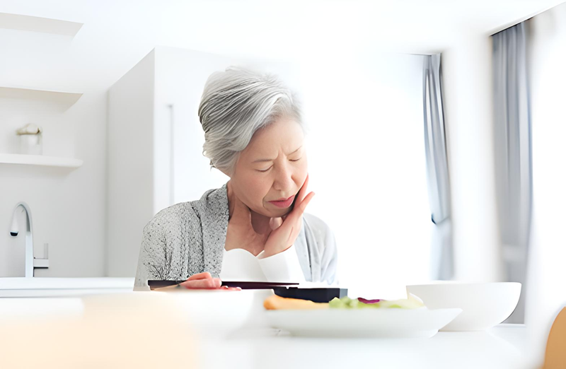 多様な選択肢と丁寧な調整で、食事や会話を楽しめる入れ歯を提供