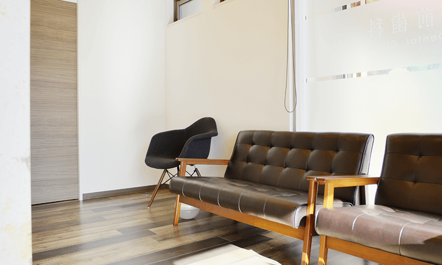 ①受付 ②待合室 ③医院外観