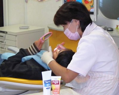 お子様に自分の歯を確認してもらいながら治療を進めています