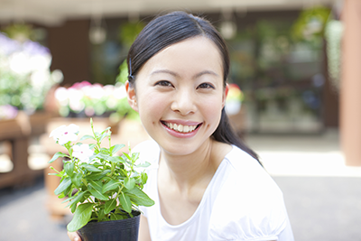 セラミックによる治療なら、患者様の歯に色調を合わせられます