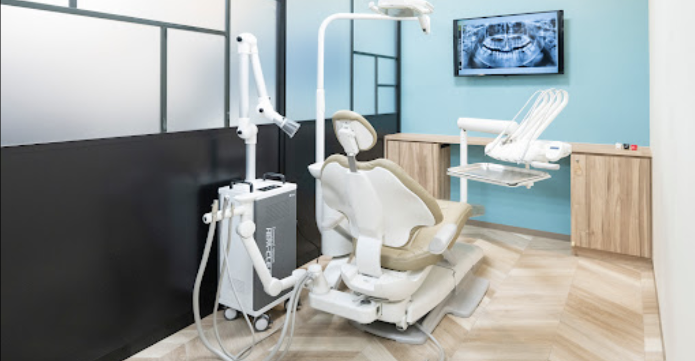 ①受付　②診察チェア　③待合室