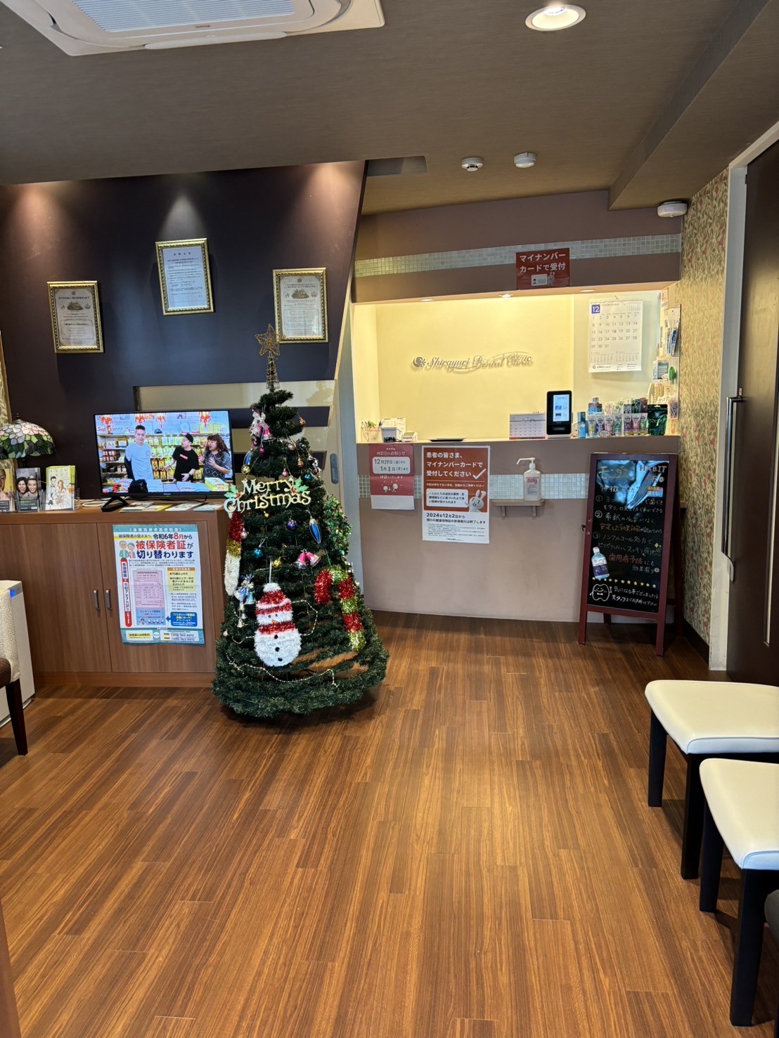 ①クリニック外観　②受付　③診療室