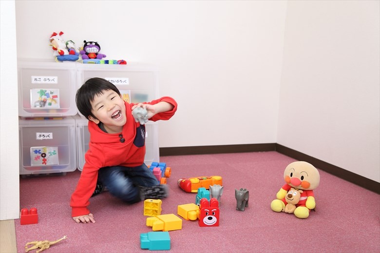 ①医院外観②受付③託児スペース