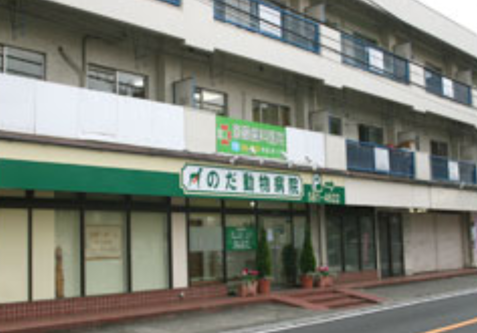 ①クリニック外観　②待合室　③診療室