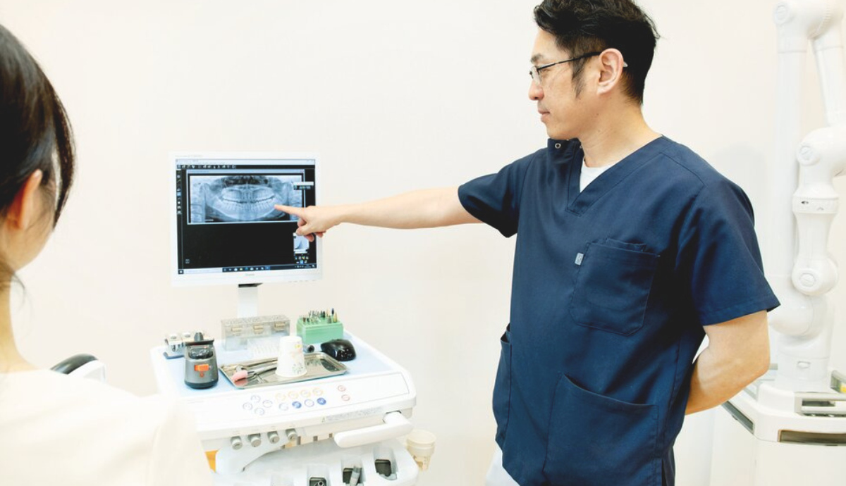 ①歯科てらかどクリニック②衛生管理も徹底の全面リニューアルの院内③モニターを使ててわかりやすい説明