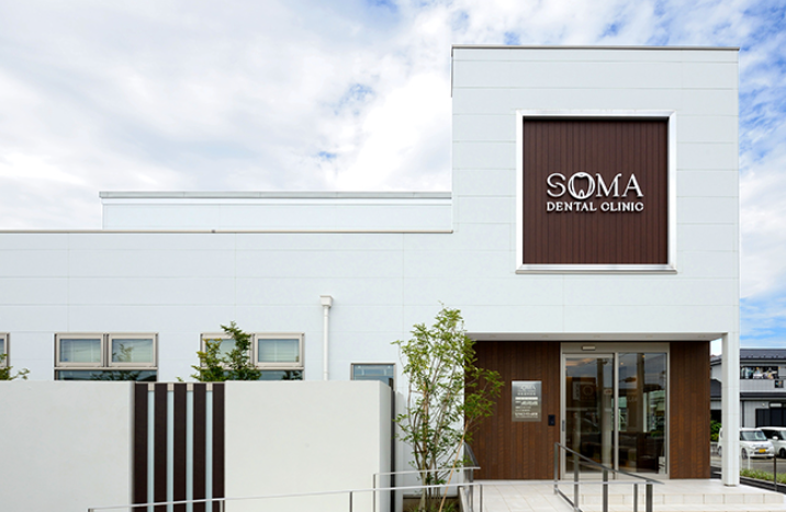 ①クリニック外観　②受付・待合室　③キッズコーナー