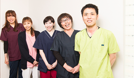 患者様を家族の様に出迎えるささじま歯科医院のスタッフ一同