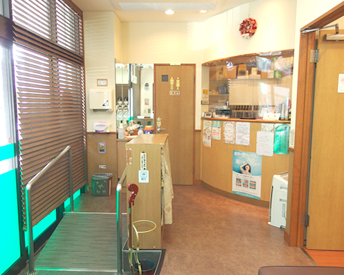 ①外観②入り口③診察室