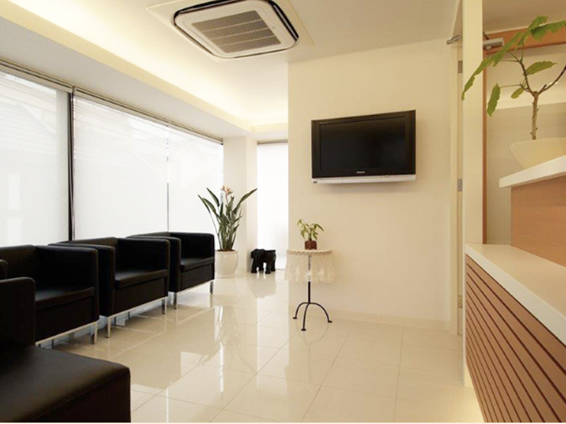 ①自由が丘いでぐち歯科クリニック外観 ②受付 ③待合室