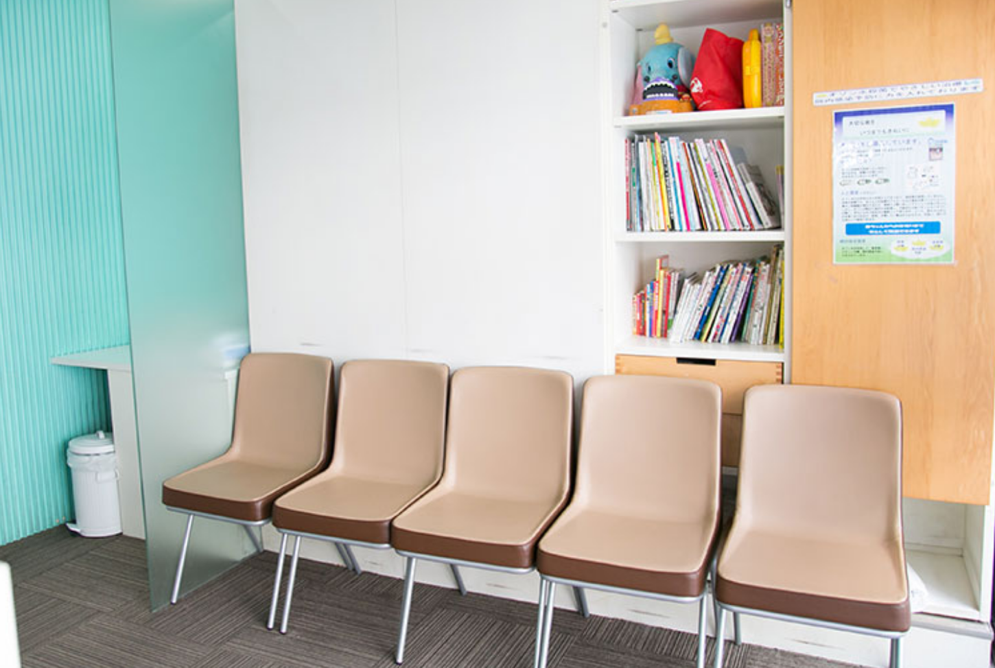 ①受付②待合室③診療チェア
