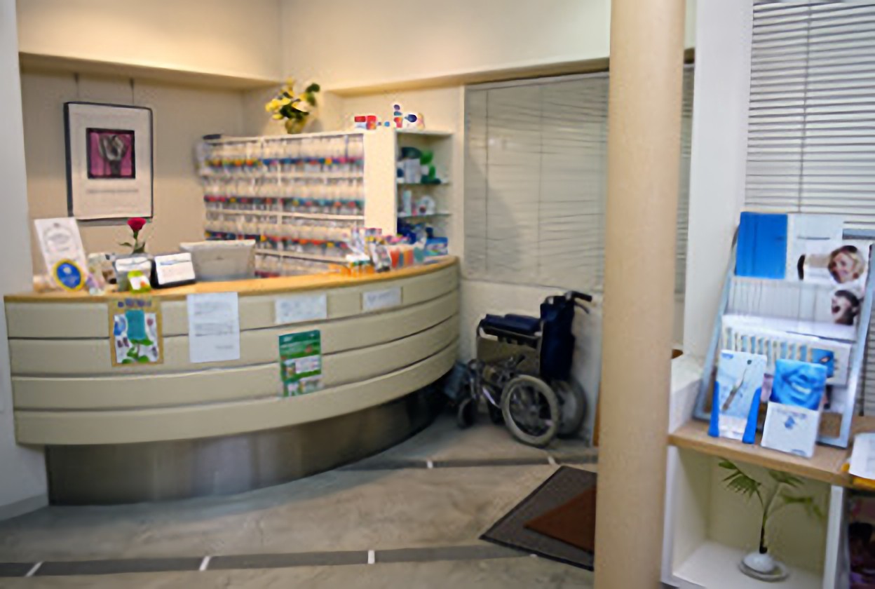 ①外観②受付③待合室