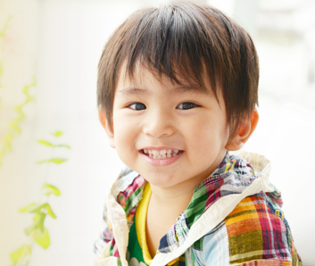 お子様と目線を合わせて、一人ひとりのペースに合わせた治療を行っています。