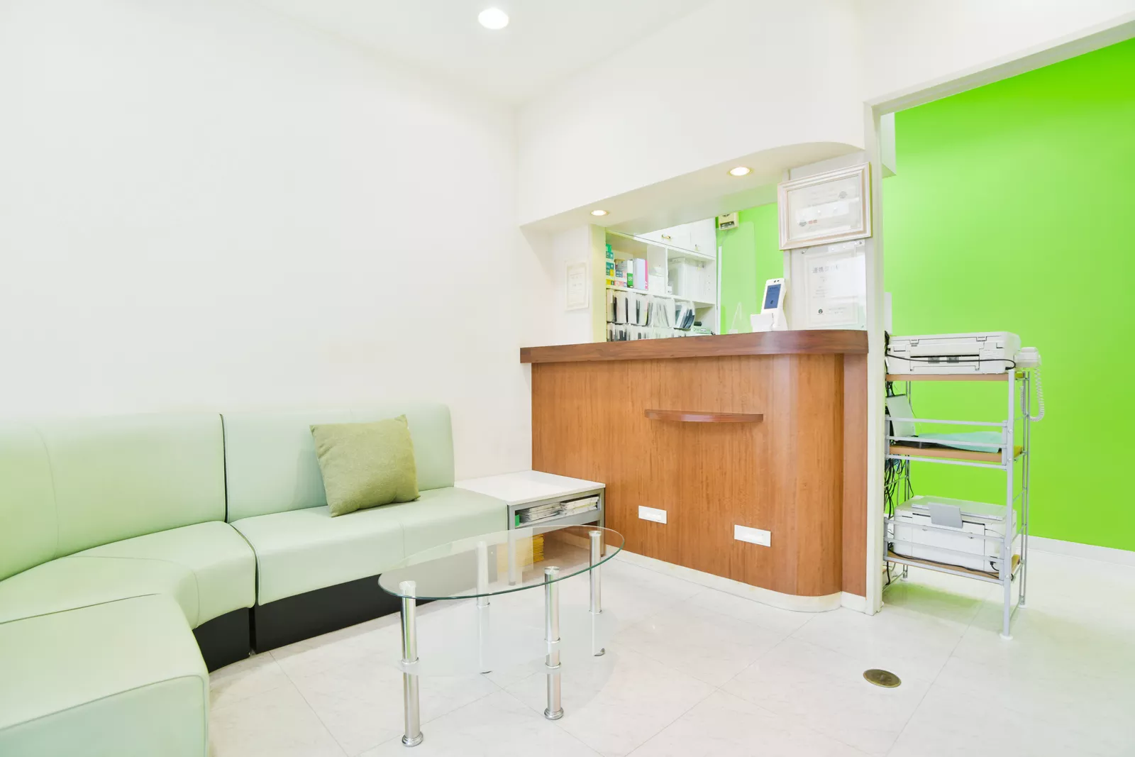 ①受付・待合室 ②診療室 ③カウンセリング風景