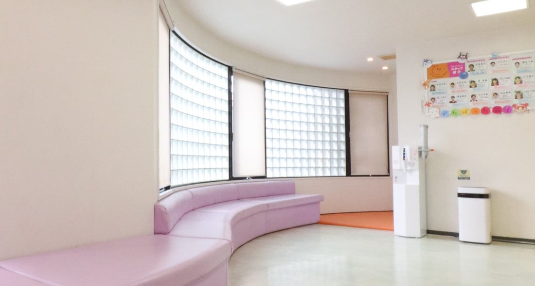 ①外観②受付③待合室