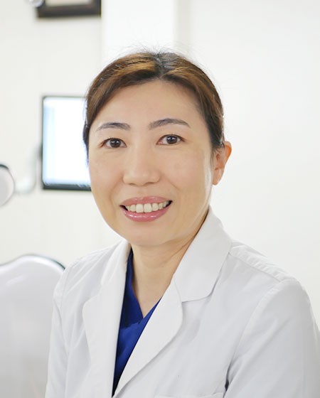 ① 医院外観 ②院長 ③診療室