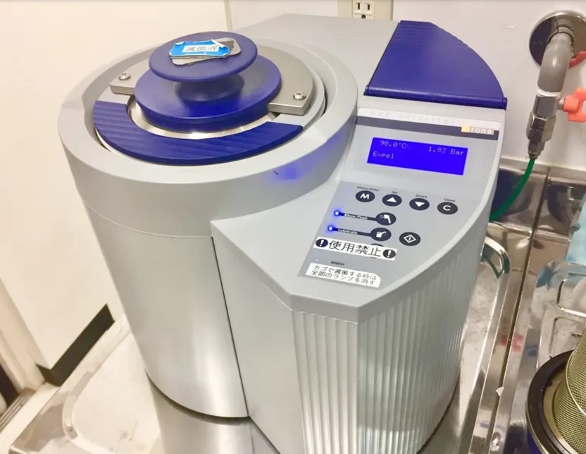 オートクレーブという高圧蒸気滅菌器により器具を滅菌しています