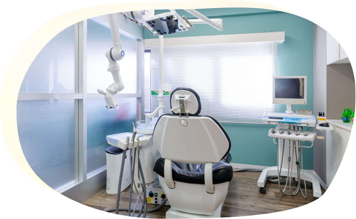 ①医院外観　②診療室　③診療室