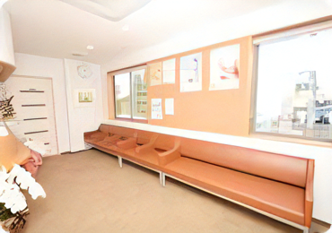 ①クリニック外観②受付③待合室