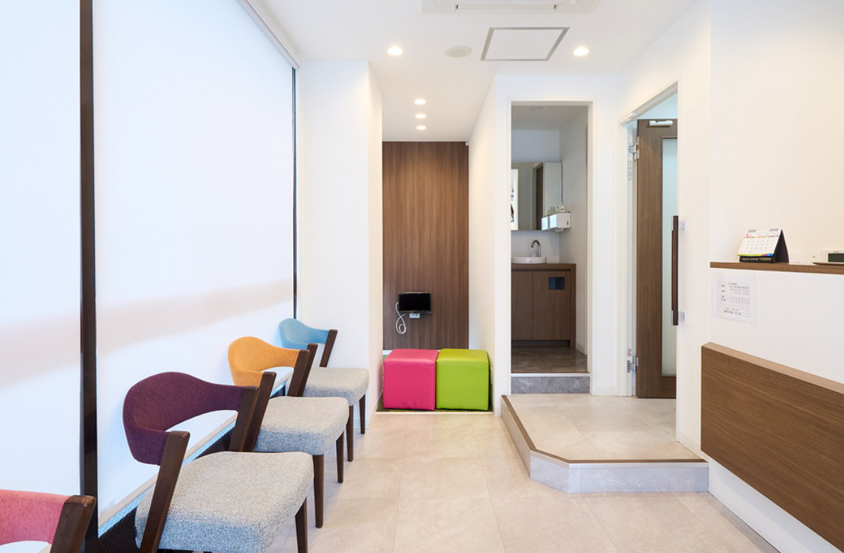 ①クリニック外観②受付③待合室