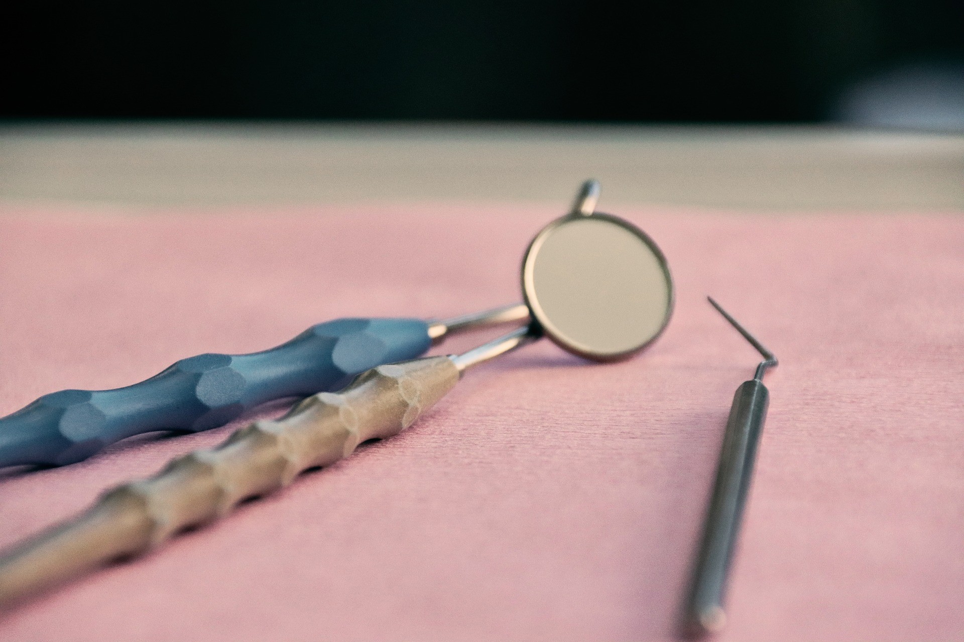 ①クリニック外観　②診療室※写真はイメージです。　③治療器具※写真はイメージです。