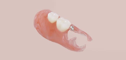 見た目の自然さと快適な装着感を重視した入れ歯治療に取り組んでいます。