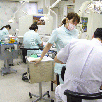 ①クリニック受付②診療室③診療室（個室）