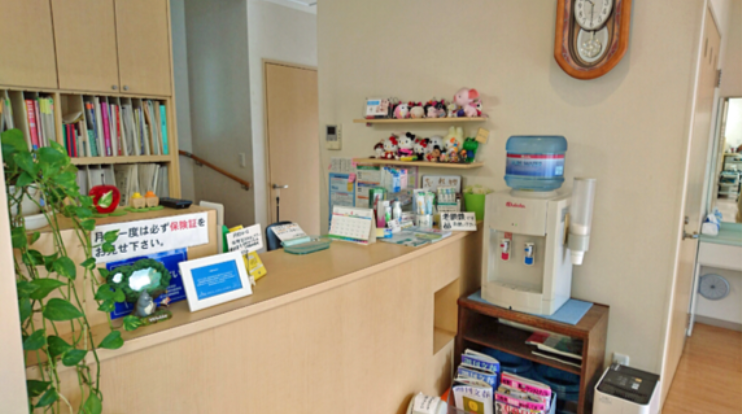 ①クリニック外観　②受付　③診療室