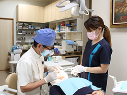 患者様の症状やご希望を丁寧に確認し、安心して治療に臨めるよう配慮しています。