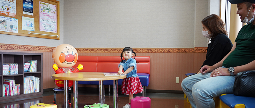 ①クリニック入口　②待合室　③受付