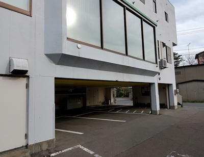 敷地内に多くの駐車スペースがございます