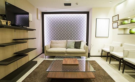 ①診療室②待合室③受付