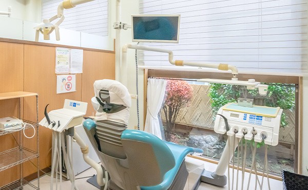 ①外観②待合室③診療室