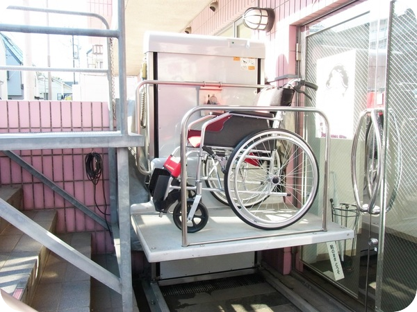 車椅子用のエレベーターを備えています